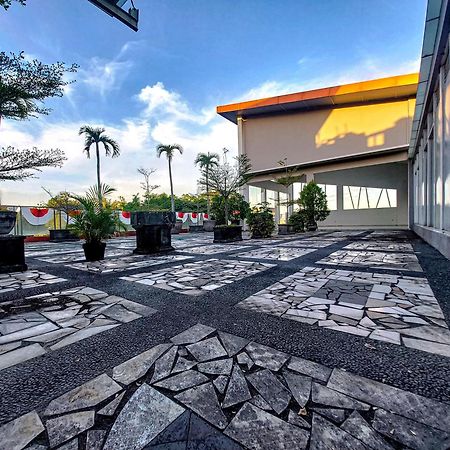 Prima Sr Hotel & Convention Yogyakarta Sleman  Exteriör bild