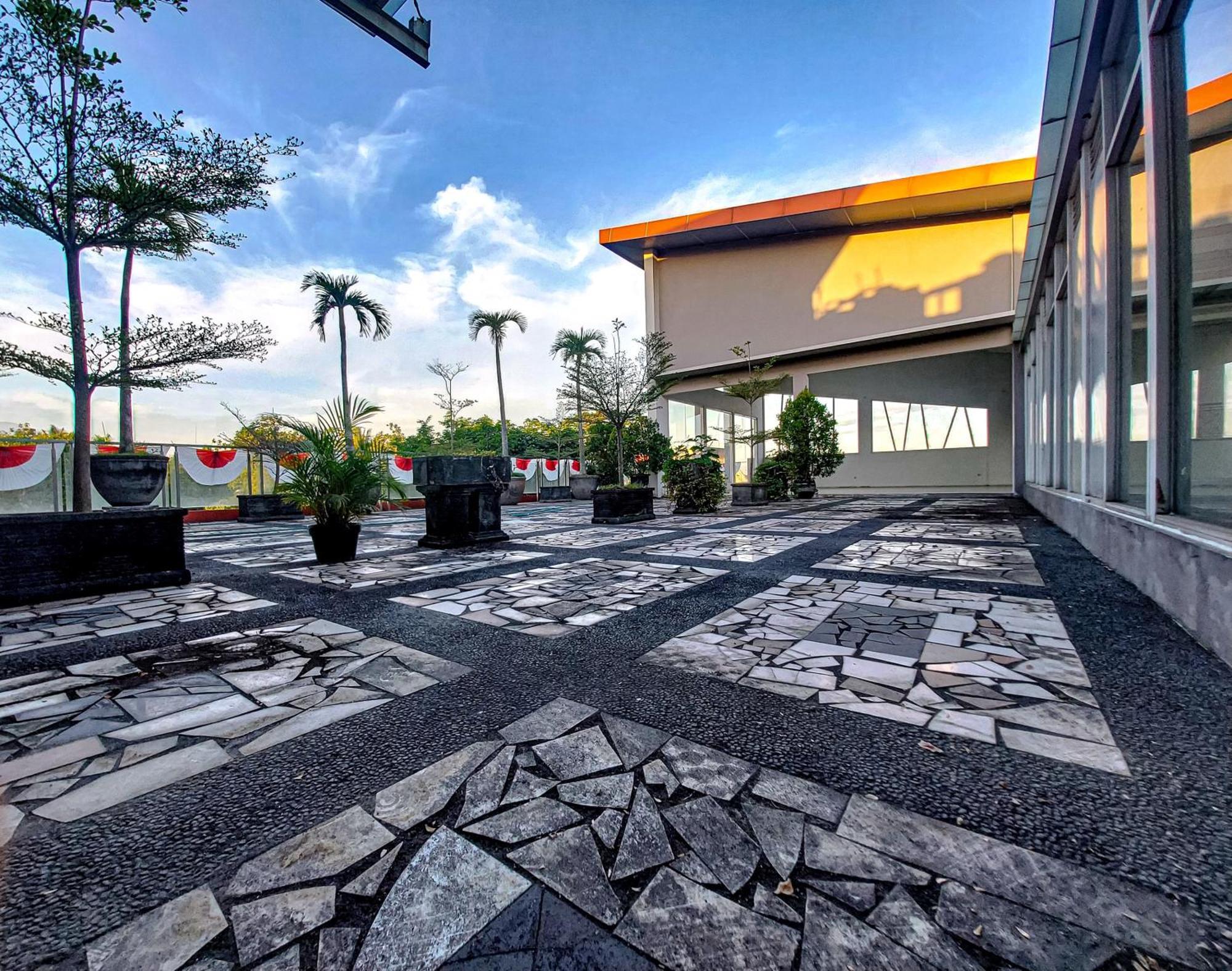 Prima Sr Hotel & Convention Yogyakarta Sleman  Exteriör bild